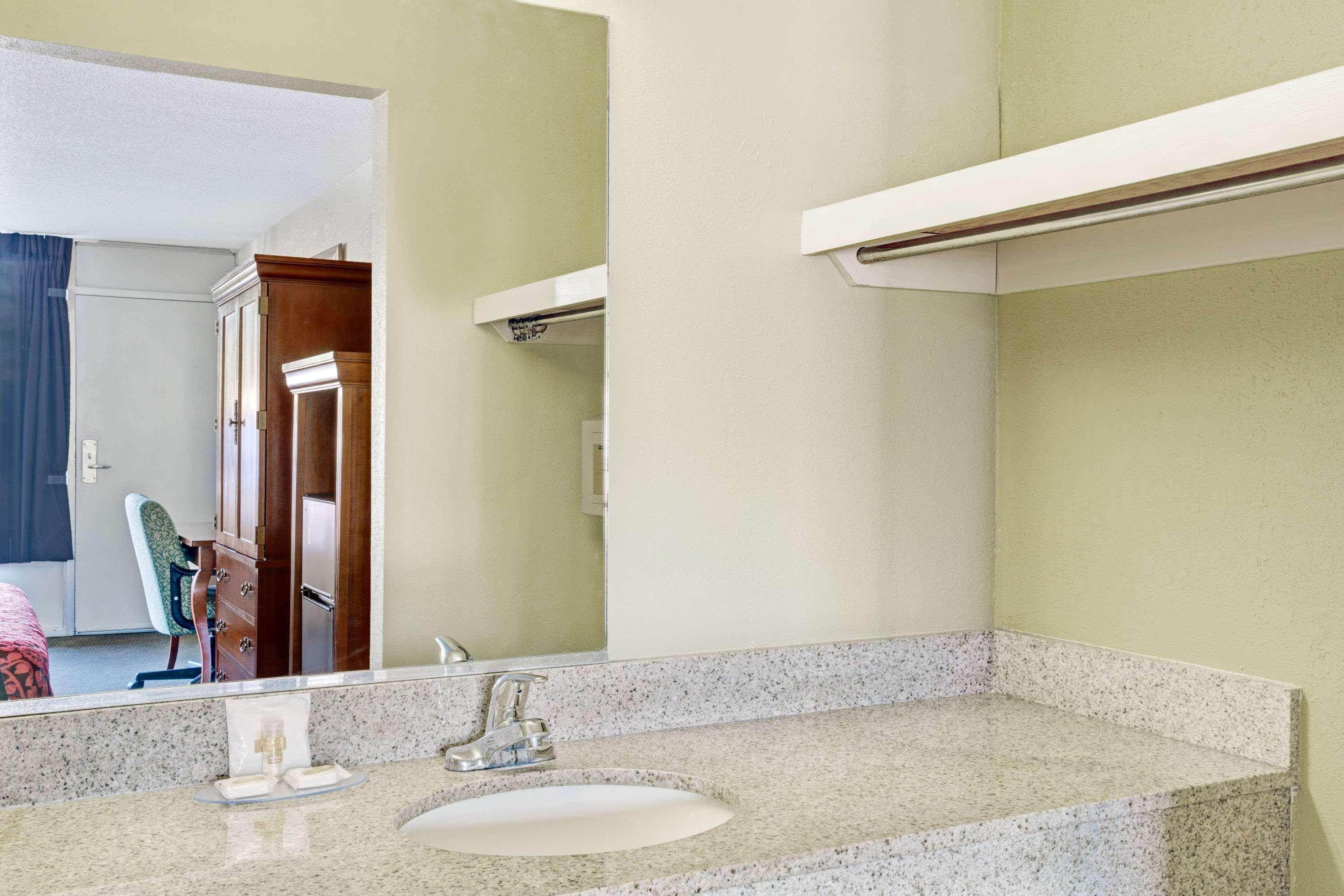 Days Inn By Wyndham Hampton Near Coliseum Convention Center Extérieur photo