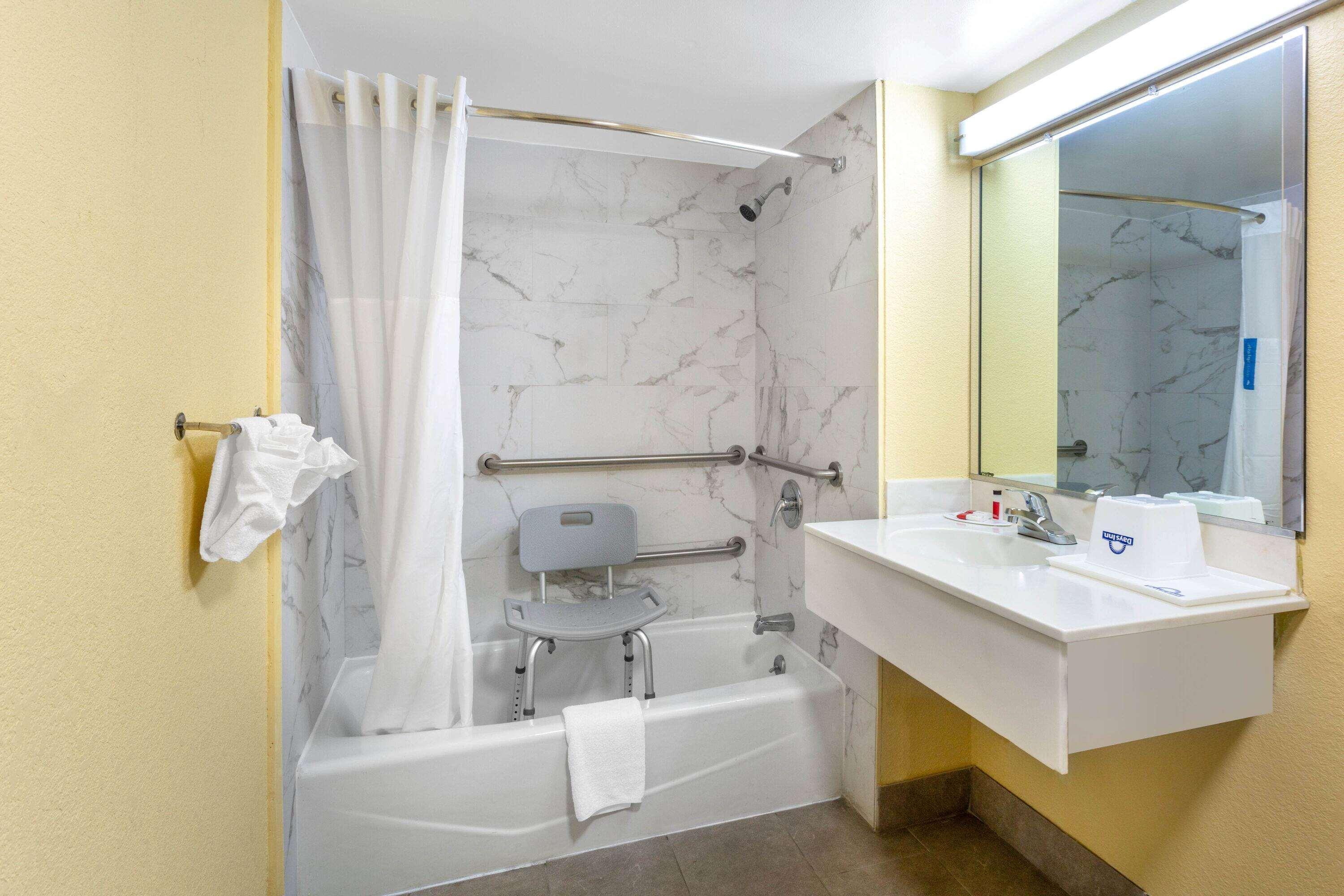 Days Inn By Wyndham Hampton Near Coliseum Convention Center Extérieur photo